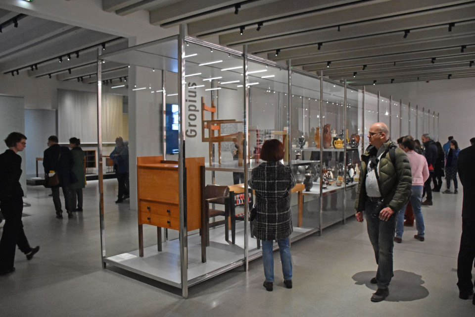 Die ersten Besucherinnen und Besucher im Bauhaus-Museum Weimar, Klassik Stiftung Weimar Muzeum Bauhausu w Weimarze już otwarte. To imponujący projekt!