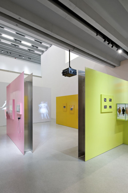 View into the exhibition area “Stage”, Foto: Andrew Alberts, © heike hanada laboratory of art and architecture 2019 Muzeum Bauhausu w Weimarze już otwarte. To imponujący projekt!