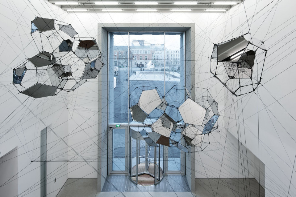 Tomás Saracenos Kunstwerk „Sundial for Spatial Echoes“ im Foyer des Bauhaus-Museums Weimar, Foto: Andrew Alberts, © heike hanada laboratory of art and architecture 2019 Muzeum Bauhausu w Weimarze już otwarte. To imponujący projekt!