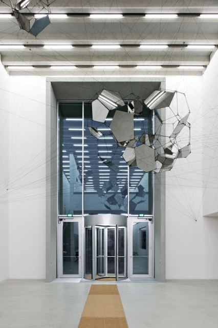 Tomás Saracenos Kunstwerk „Sundial for Spatial Echoes“ im Foyer des Bauhaus-Museums Weimar, Foto: Andrew Alberts, © heike hanada laboratory of art and architecture 2019 Muzeum Bauhausu w Weimarze już otwarte. To imponujący projekt!