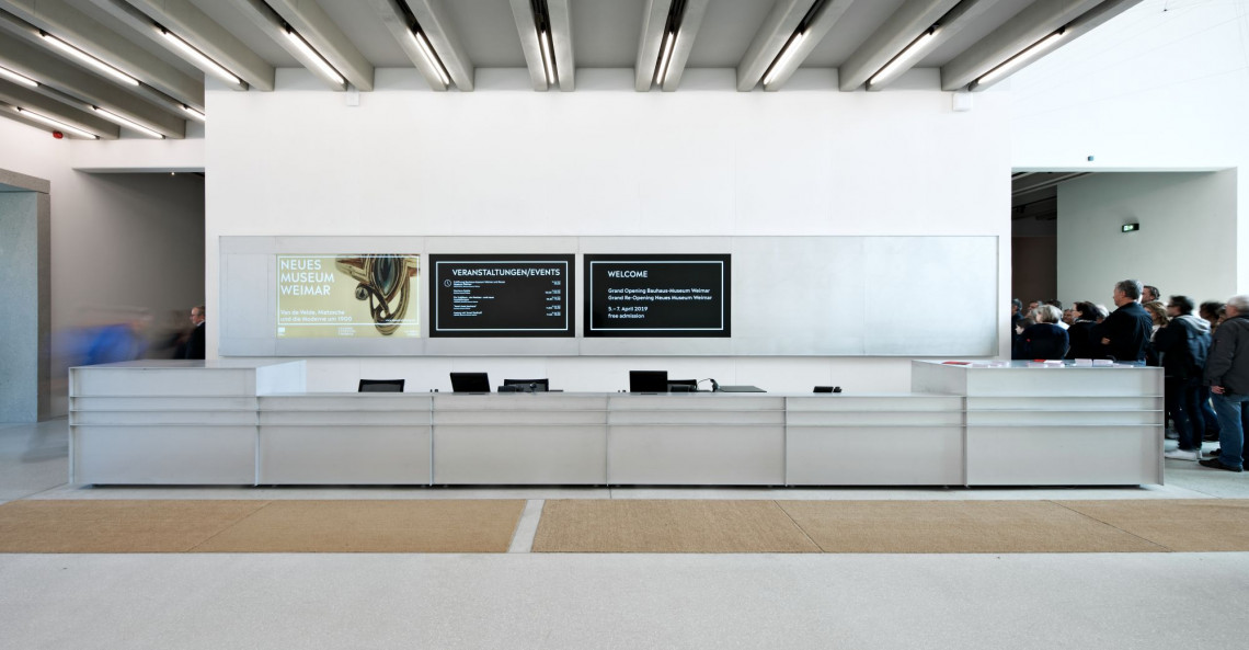 Tresen im Foyer des Bauhaus-Museums Weimar, Foto: Andrew Alberts, © heike hanada laboratory of art and architecture 2019 Muzeum Bauhausu w Weimarze już otwarte. To imponujący projekt!