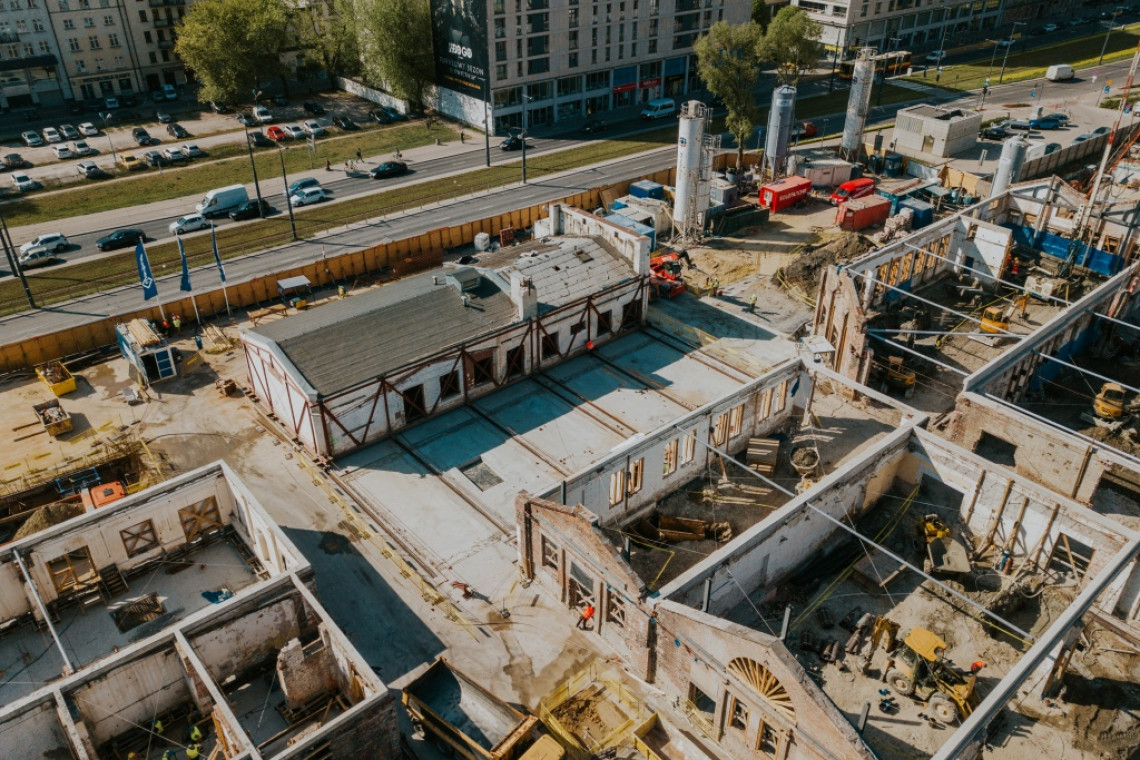 fot. mat. pras. 750 ton nad ziemią. Kolejna niezwykła operacja budowlana w dawnej fabryce Norblina