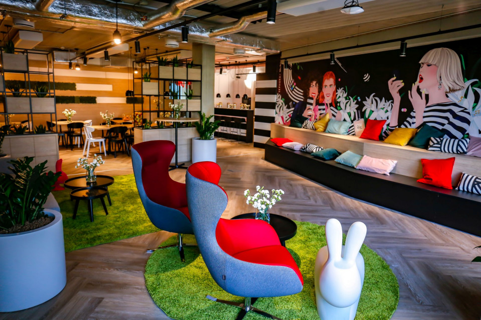 Biuro Sephora Polska fot. mat. prasowe Autorskie grafiki, strefa chillout i duch eko. Zajrzeliśmy do nowej siedziby Sephora Polska
