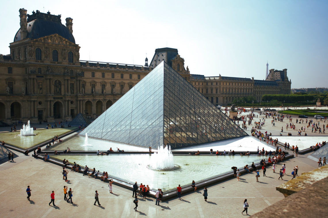 fot. unsplash Nie żyje architekt piramidy na dziedzińcu Luwru