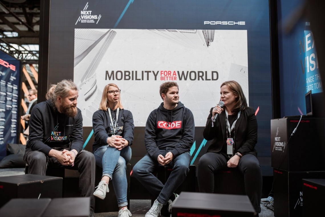 Członkowie jury ogłaszają konkurs pomysłów "Mobilność na rzecz lepszego świata" na konferencji re:publica w Berlinie: od lewej Robert Martin (Porsche Digital / APX), Anja Hendel (szefowa Porsche Digital Lab), Thomas Bachem (założyciel i kanclerz CODE - Uniwersytetu Nauk Stosowanych), Daniela Rathe (szefowa ds polityki, stosunków zewnętrznych i zrównoważonego rozwoju w Porsche AG) fot. mat. prasowe Porsche Porsche z konkursem. Na styku technologii, mobilności i zrównoważonego rozwoju