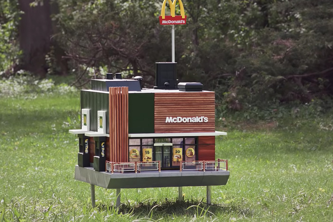 fot. youtube/NORDDDB W Szwecji powstał najmniejszy na świecie McDonald's. Jego goście to... pszczoły