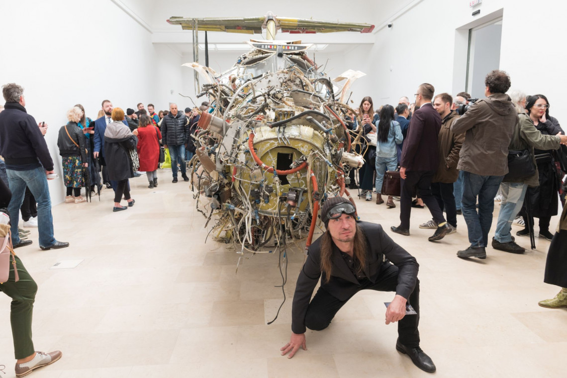 Roman Stańczak na tle swojej rzeźby "Lot" fot. mat. prasowe Międzynarodowy sukces Pawilonu Polskiego na Biennale w Wenecji