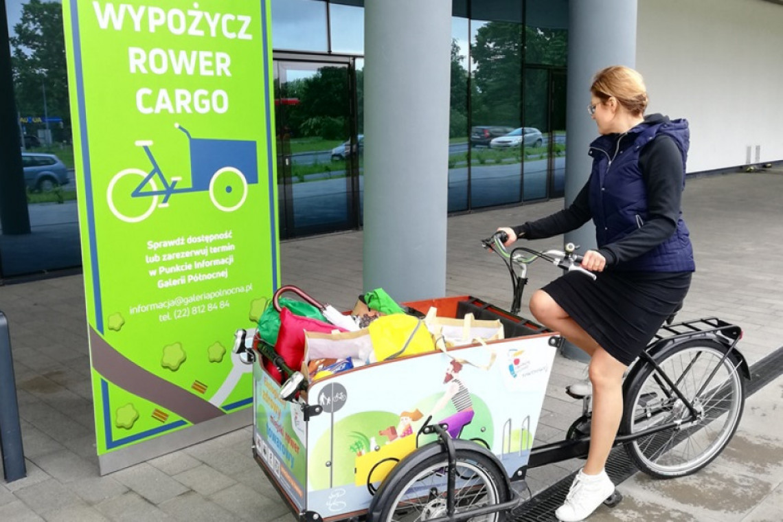 fot. mat. pras.Dostępny w Galerii Północnej rower transportowy posiada wzmocnioną ramę oraz dużą skrzynię ładunkową o pojemności nawet do 100 kg. Dodatkowo wyposażony jest w specjalne ławeczki, umożliwiające przewożenie dzieci. W rowerze można też zamontować własny fotelik. Wypożyczalnia mieści się przy stojakach rowerowych od strony ul. Światowida, tuż przed Galerią Północną. - Rower transportowy to doskonałe uzupełnienie wszelkich dotychczasowych udogodnień dla rowerzystów, które już działają w Galerii Północnej. Na terenie naszego centrum znajduje się ponad 200 miejsc postojowych na parkingu zewnętrznym i podziemnym. Od zeszłego tygodnia w punkcie informacji można też pobrać bezpłatne mapy z trasami rowerowymi Warszawy oraz broszury na temat kultury jazdy. Staramy się jak najlepiej dopasować ofertę do potrzeb naszych klientów, dlatego cieszymy się mogąc zaoferować tak unikalne rozwiązanie w Galerii Północnej. – powiedziała Agnieszka Nowak, dyrektor Galerii Północnej. Wypożyczenie roweru jest bezpłatne, jedynym warunkiem jest wcześniejsza rezerwacja pojazdu. Po otrzymaniu potwierdzenia dostępności, rower można odebrać w Punkcie Informacji Galerii Północnej. Czas wypożyczenia nie może jednak przekraczać 24 godzin. Projekt jest realizowany dzięki współpracy z Pełnomocnikiem Prezydenta m.st. Warszawy ds. Komunikacji rowerowej. Ekologiczna mobilność w Galerii Północnej