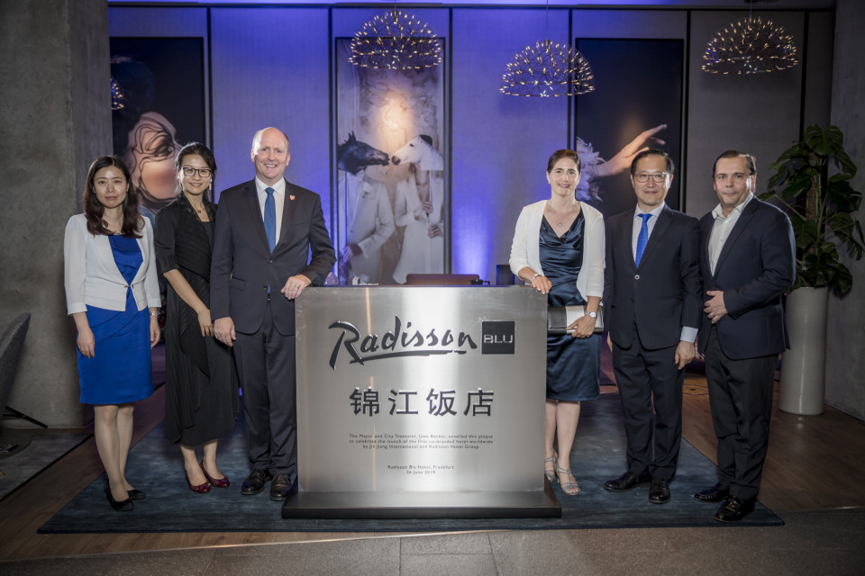 Co-branding_inauguracja w hotelu Radisson Blu Hotel, Frankfurt fot. mat. prasowe Pierwszy hotel pod wspólną marką Jin Jiang International i Radisson Hotel Group