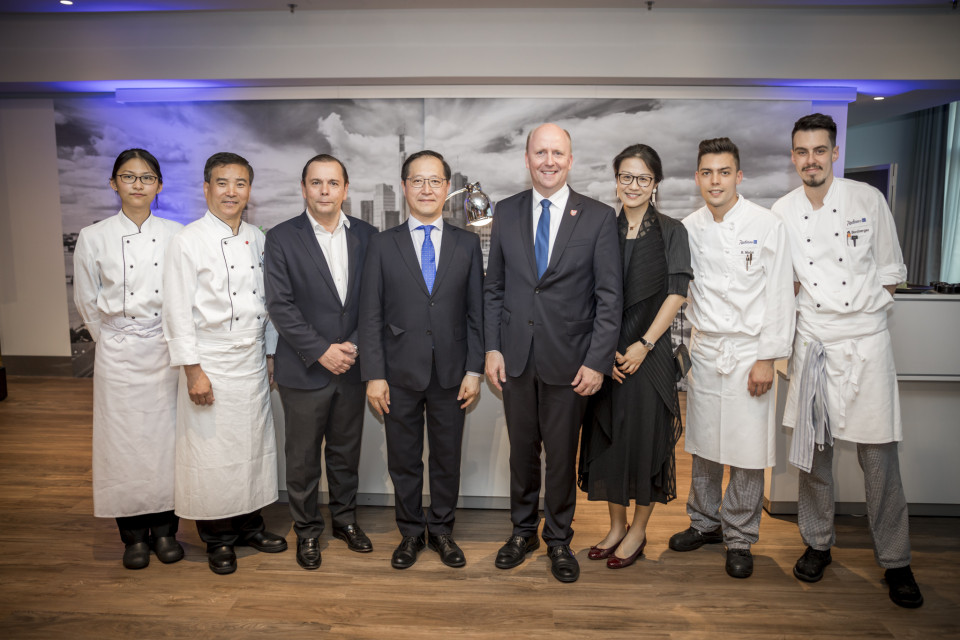 Co-branding_inauguracja w hotelu Radisson Blu Hotel, Frankfurt fot. mat. prasowe Pierwszy hotel pod wspólną marką Jin Jiang International i Radisson Hotel Group