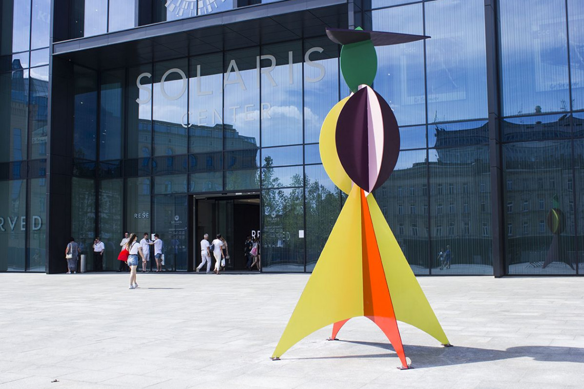 Rzeźba autorstwa prof. Kingi Nowak fot. mat. prasowe Niezwykła instalacja artystyczna uświetniła otwarcie galerii Solaris Center po rozbudowie