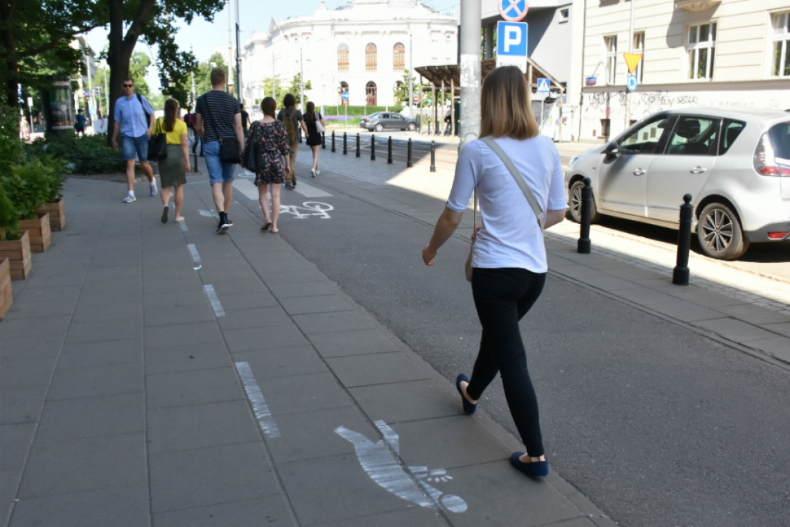 fot. BPI W Warszawie powstała specjalna ścieżka dla... piszących na smartfonach