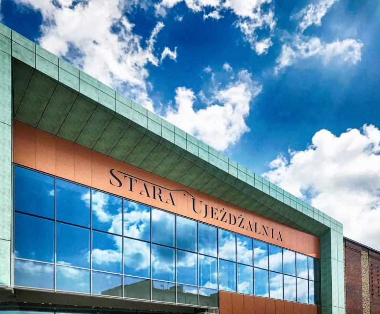 Galeria Stara Ujeżdżalnia w Jarosławiu, wejście boczne fot. mat. arch. Nowa galeria handlowa w Jarosławiu uchyla rąbka tajemnicy. Przed nami wielkie otwarcie!