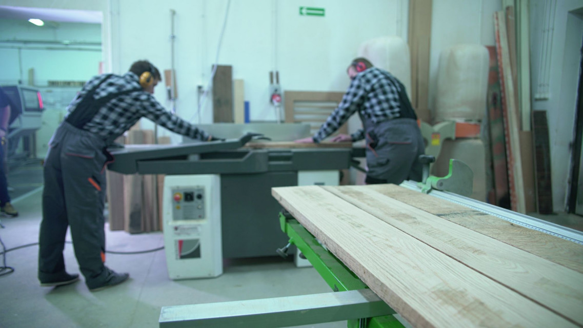 Cutting red oak planks at Swallow's Tail fot. mat. prasowe Pierwszy kreatywny projekt AHEC z udziałem polskiego projektanta