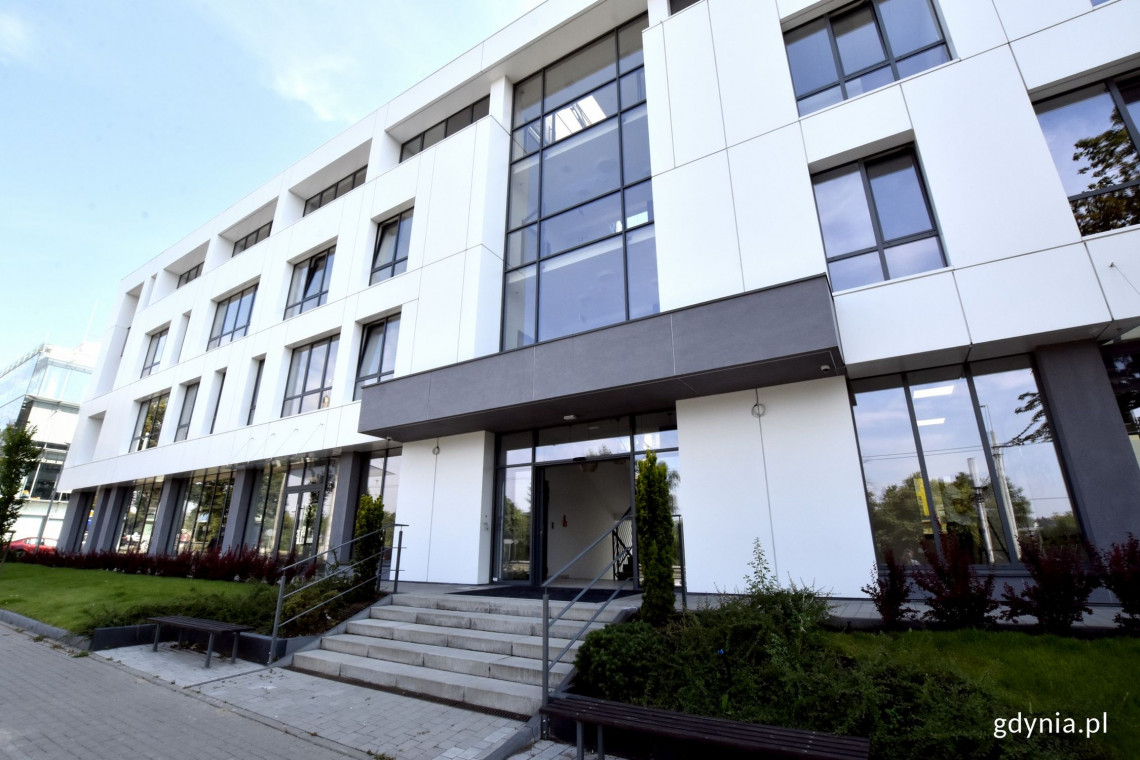 Fasada nawiązuje do obecnych trendów i najlepszych tradycji gdyńskiego budownictwa/ fot. Jan Ziarnicki www.gdynia.pl Jak Feniks z popiołów, czyli nowe życie biurowca w Gdyni