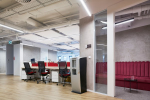 Trendy industrialne w biurze dla programistów   