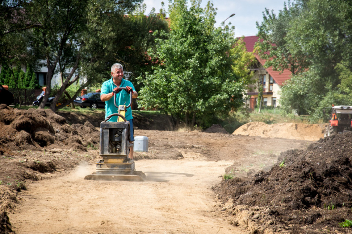 Na terenach objętych projektem powstają nowe alejki spacerowe (fot. UMB) Park geologiczny, miejska plaża i place rekreacyjne. Rusza projekt „Bełchatów w zieleni”