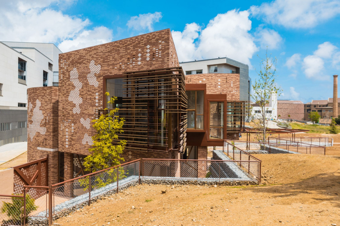 fot. mat. AHEC / Lluc Miralles EMBT Architektura w służbie zdrowia. Ten ośrodek zachwyca designem!