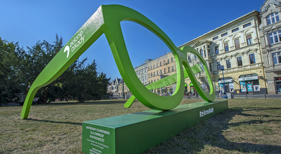 Wielkie zielone figury na ulicach Bydgoszczy