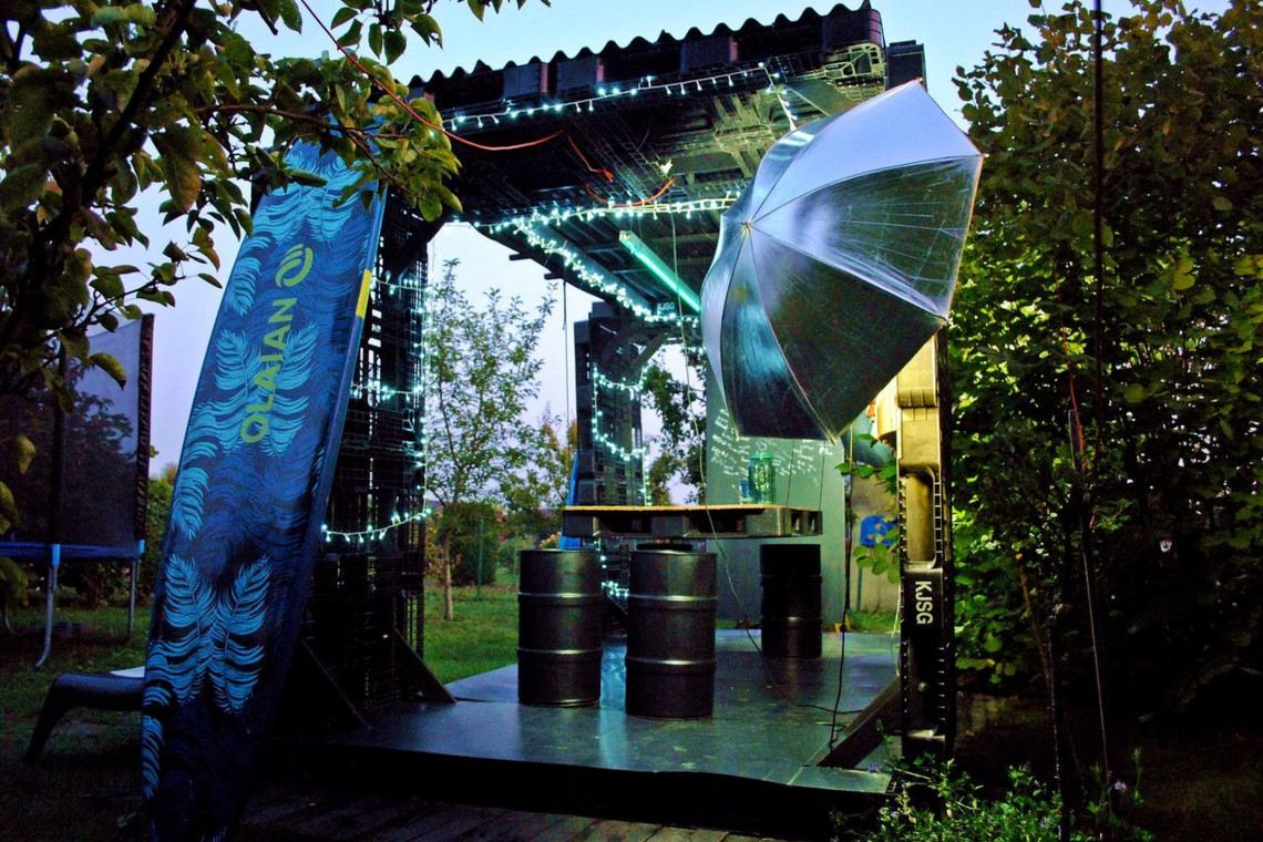 TIKI BAR w Gliwicach. Konstrukcja gliwickiego tiki baru wykonana według projektu pracowni DesignOff Mariusz Kuźniak złożona jest z plastikowych ażurowych palet transportowych, fot. mat. arch. Tiki Bar z recyklingu. Oto design szczęśliwej Polinezji w sercu Śląska