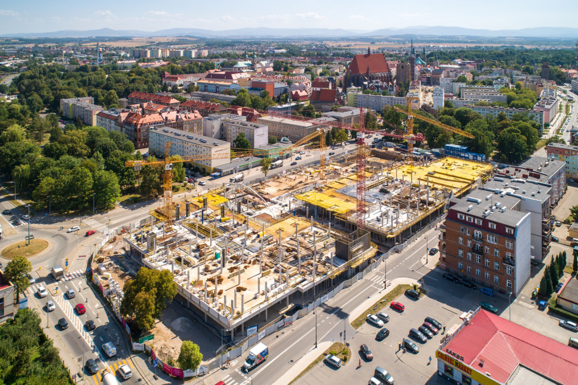 Dekada Nysa fot. mat. prasowe Nowa bryła handlowa spod kreski JSK Architekci pnie się w górę