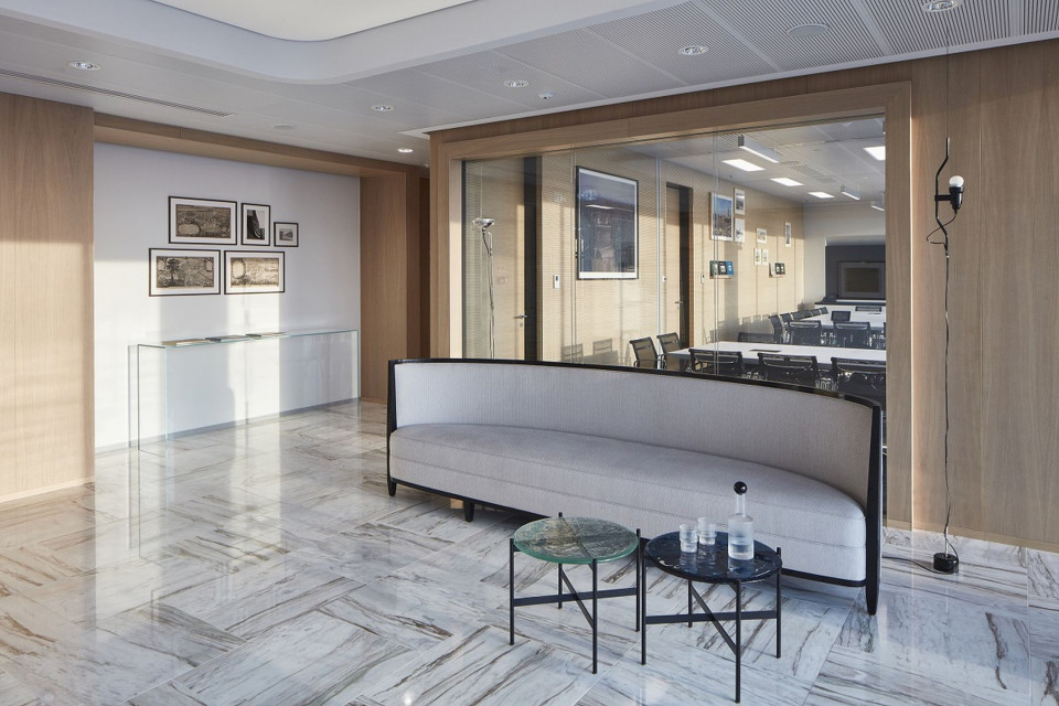 White&Case- Recepcja fot. Budzik Studio Nowe biuro White & Case w Warszawie: architektura, która łączy przeszłość z przyszłością