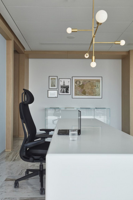 White&Case- Recepcja- fot. Budzik Studio Nowe biuro White & Case w Warszawie: architektura, która łączy przeszłość z przyszłością