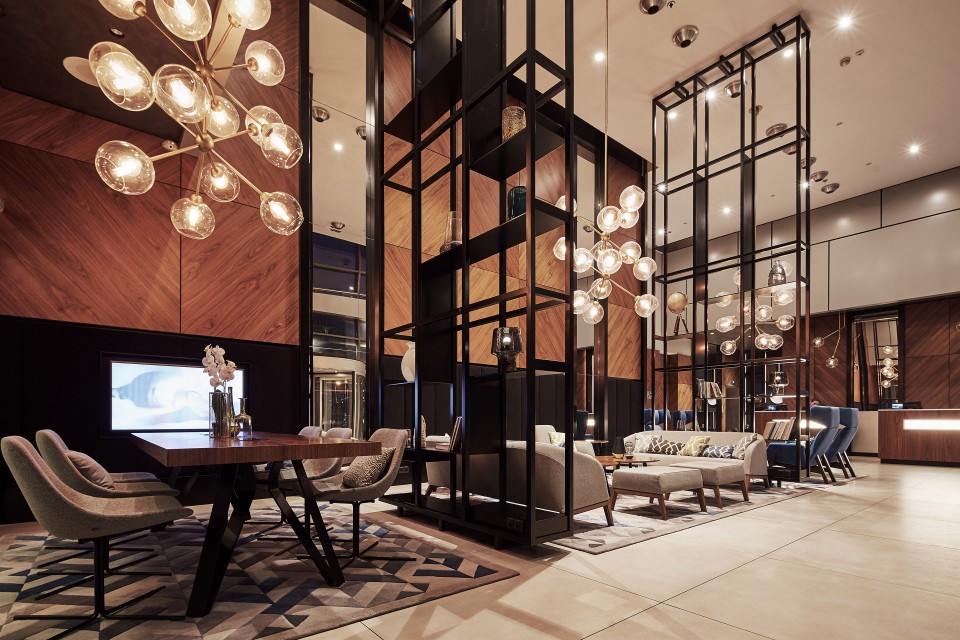 Lobby Courtyard by Marriott Katowice projektu pracowni Iliard, fot. mat. pras. Kiedyś pod krawatem, dziś w trampkach. Lobby w nowej roli