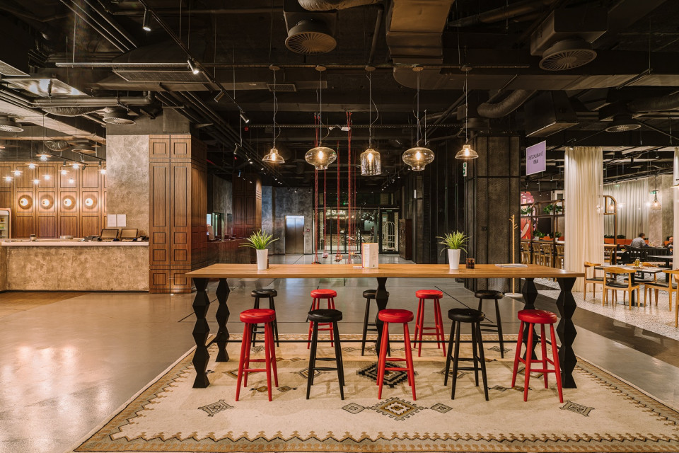 Hotel Ibis styles w Sarajewie projektu MIXD, fot. mat. pras. Kiedyś pod krawatem, dziś w trampkach. Lobby w nowej roli