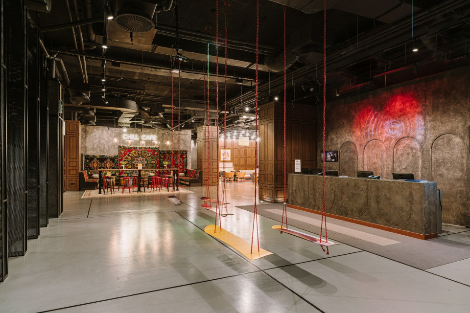 Hotel Ibis styles w Sarajewie projektu MIXD, fot. mat. pras. Kiedyś pod krawatem, dziś w trampkach. Lobby w nowej roli