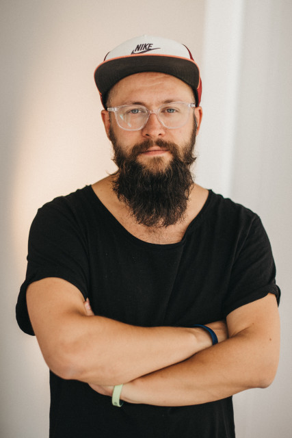 Piotr Kalinowski, założyciel pracowni MIXD Kiedyś pod krawatem, dziś w trampkach. Lobby w nowej roli