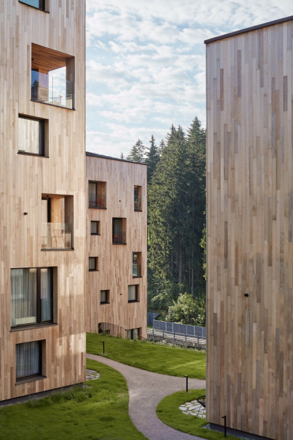 Projekt: ov – a, autorzy: Jiří Opočenský, Štěpán Valouch, współpraca: Vojtěch Kratochvíl, Anna Schneiderová, Jan Stibral, Františka Podzimková, Tomáš Kubelka. Inwestor: Kubík Sněžka. Lokalizacja: Pec pod Sněžkou, Czech Republic. Projekt: 2012-2016. Realizacja: 2017-2018. Zdjęcia: BoysPlayNice, współpraca: EDIT! - Ivan Boroš, Šimon Dočekal; fot. BoysPlayNice Kameralny aparthotel ze Śnieżką w tle