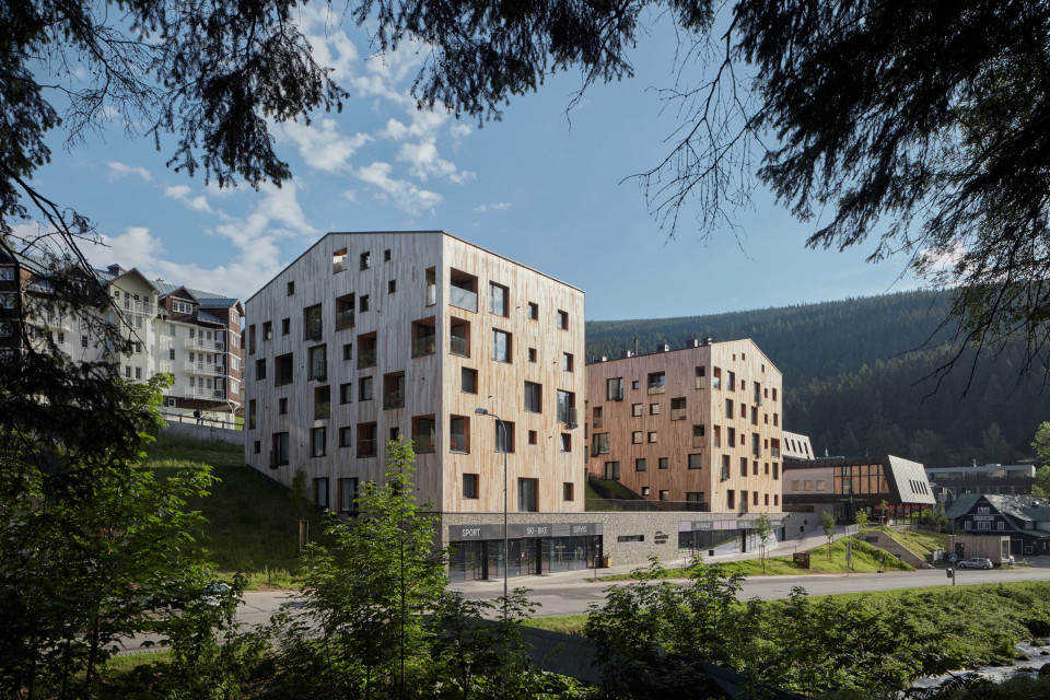 Projekt: ov – a, autorzy: Jiří Opočenský, Štěpán Valouch, współpraca: Vojtěch Kratochvíl, Anna Schneiderová, Jan Stibral, Františka Podzimková, Tomáš Kubelka. Inwestor: Kubík Sněžka. Lokalizacja: Pec pod Sněžkou, Czech Republic. Projekt: 2012-2016. Realizacja: 2017-2018. Zdjęcia: BoysPlayNice, współpraca: EDIT! - Ivan Boroš, Šimon Dočekal; fot. BoysPlayNice Kameralny aparthotel ze Śnieżką w tle