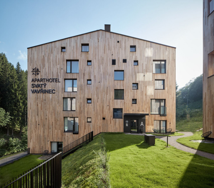 Projekt: ov – a, autorzy: Jiří Opočenský, Štěpán Valouch, współpraca: Vojtěch Kratochvíl, Anna Schneiderová, Jan Stibral, Františka Podzimková, Tomáš Kubelka. Inwestor: Kubík Sněžka. Lokalizacja: Pec pod Sněžkou, Czech Republic. Projekt: 2012-2016. Realizacja: 2017-2018. Zdjęcia: BoysPlayNice, współpraca: EDIT! - Ivan Boroš, Šimon Dočekal; fot. BoysPlayNice Kameralny aparthotel ze Śnieżką w tle