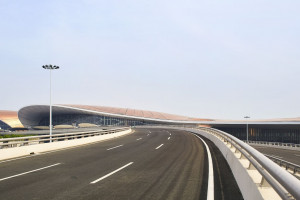Tak wygląda jedno z najdroższych i największych lotnisk na świecie. To projekt Zaha Hadid Architectes