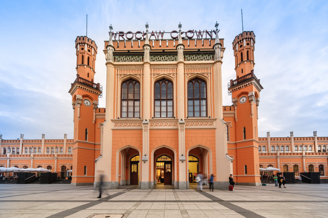 fot. mat. PKP Piękny i bestia na dworcu Wrocław Główny