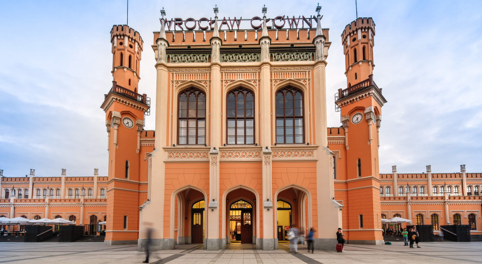 Piękny i bestia na dworcu Wrocław Główny