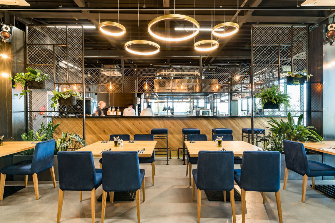 62 Bar & Restaurant fot. Przemysław Turlej Miks kolorów, tekstur i faktur w nowej restauracji autorstwa Q2Studio