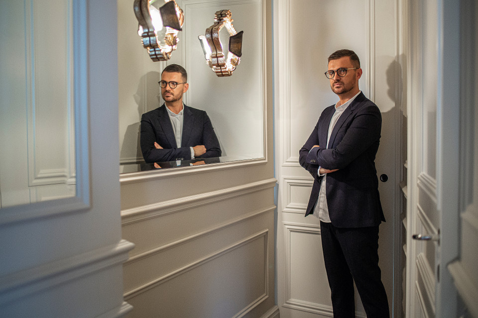 Maciej Zień – jeden z najbardziej znanych i cenionych projektantów mody oraz wnętrz w Polsce będzie naszym gościem specjalnym podczas tegorocznego Forum Dobrego Designu. Fot. Piotr Waniorek Maciej Zień gościem specjalnym Forum Dobrego Designu