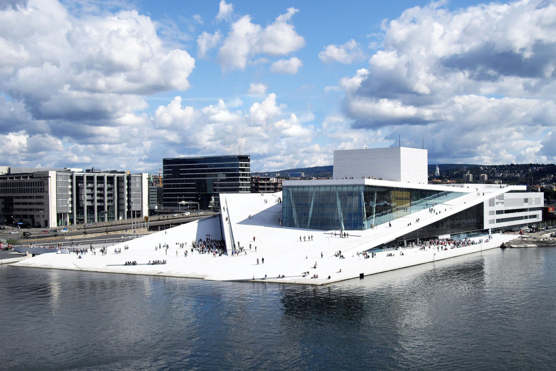 Norweska Opera Narodowa i Balet w Oslo. Fot. Christopher Hagelund/Materiały prasowe fundacji Miesa van der Rohe Związek architektury z wodą: inspirująca wystawa fundacji Miesa van der Rohe
