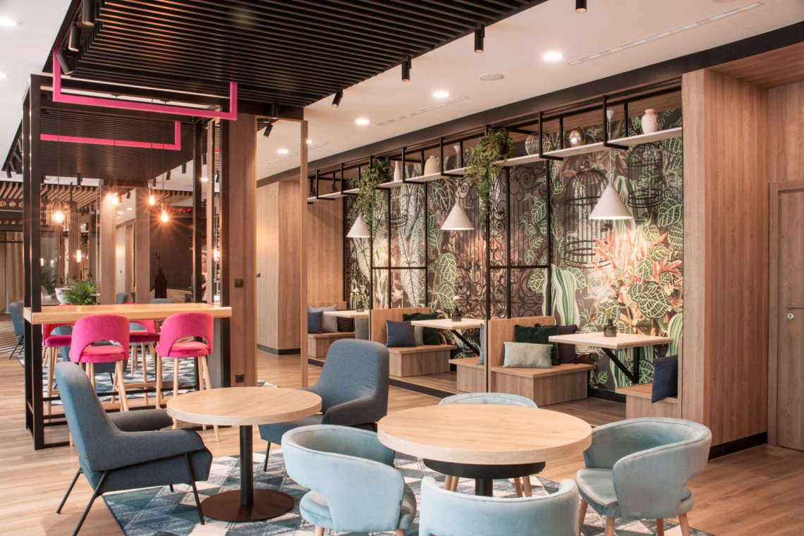 Wnętrza zainspirowane Aleją Róż: tak wygląda krakowska odsłona hotelu marki Ibis Styles