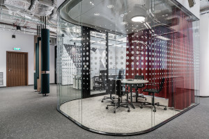 Biuro z kolorów i szkła. Zaglądamy do biura firmy Santander Bank Polska