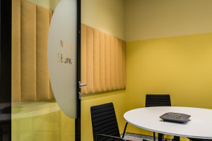 Biuro z kolorów i szkła. Zaglądamy do biura firmy Santander Bank Polska