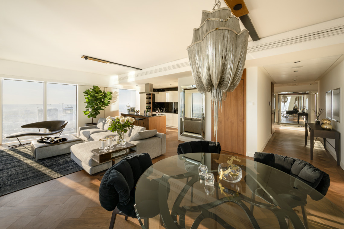 Apartament Reflection na Złotej 44. Fot. Materiały prasowe Dobry design, sztuka polskich artystów i widok z 50 piętra. Oto nowy apartament na Złotej 44