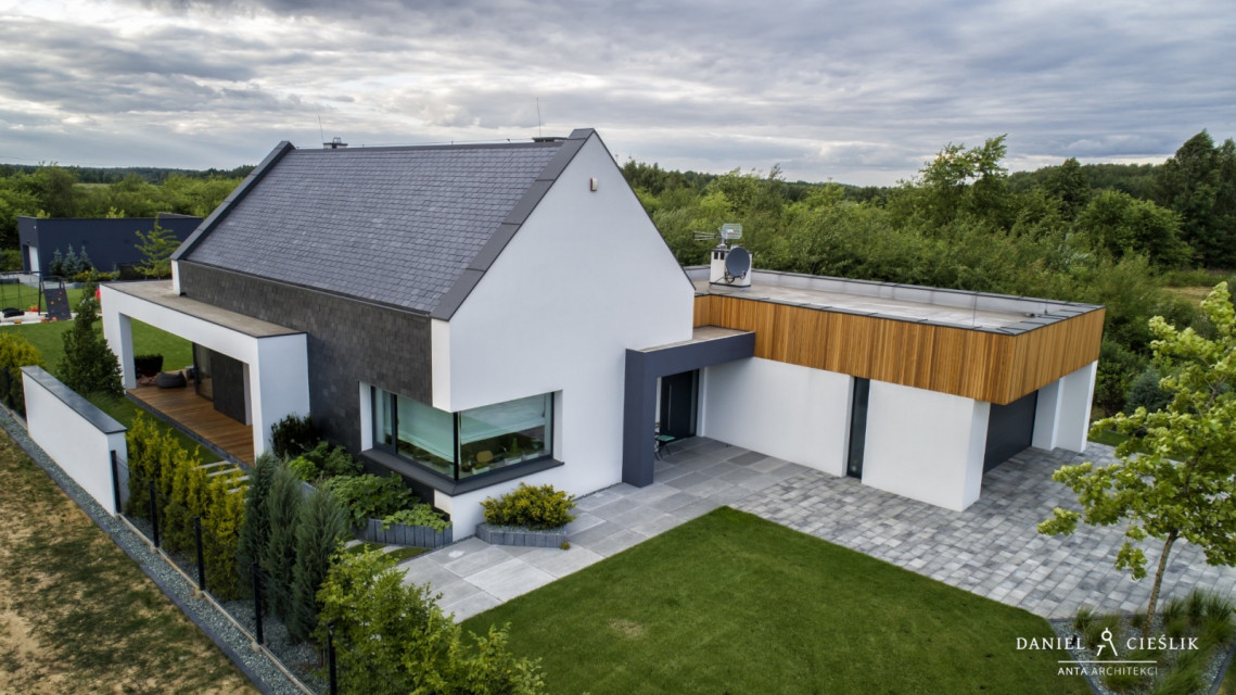 W kategorii budynków jednorodzinnych największym zwycięzcą może czuć się biuro FW Anta Studio Architektoniczne Daniel Cieślik, które jest autorem zarówno zwycięskiego obiektu, jak i tego, który zdecydowano się uhonorować jedynym w tej grupie obiektów wyróżnieniem. I tak Fasadą Roku 2019 obwołano dom jednorodzinny w Konopiskach pod Częstochową fot. mat. Baumit Fasada Roku 2019: jury wyłoniło zwycięzców