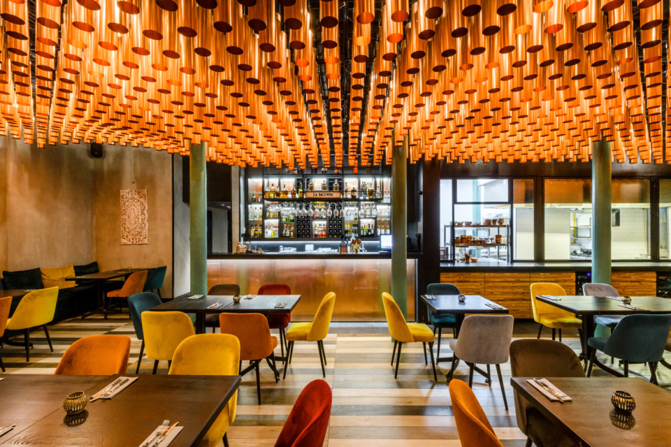 Restauracja Bombaj Masala w Centrum Praskim Koneser. Proj. wnętrz A8 Architektura. Fot. Dariusz Majgier/Materiały prasowe Kawałek Indii na warszawskiej Pradze. Zainspirowane orientem wnętrza restauracji w Centrum Praskim Koneser