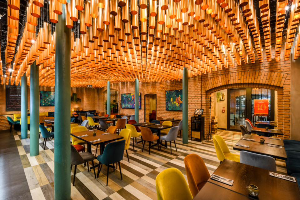 Restauracja Bombaj Masala w Centrum Praskim Koneser. Proj A8 Architektura. Fot. Dariusz Majgier Top 10 gastro z charakterem: restauracje, bary i kawiarnie, których wnętrza robią wrażenie