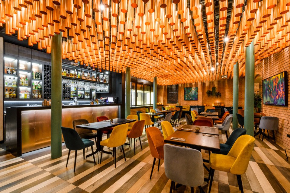 Restauracja Bombaj Masala w Centrum Praskim Koneser. Proj A8 Architektura. Fot. Dariusz Majgier Top 10 gastro z charakterem: restauracje, bary i kawiarnie, których wnętrza robią wrażenie