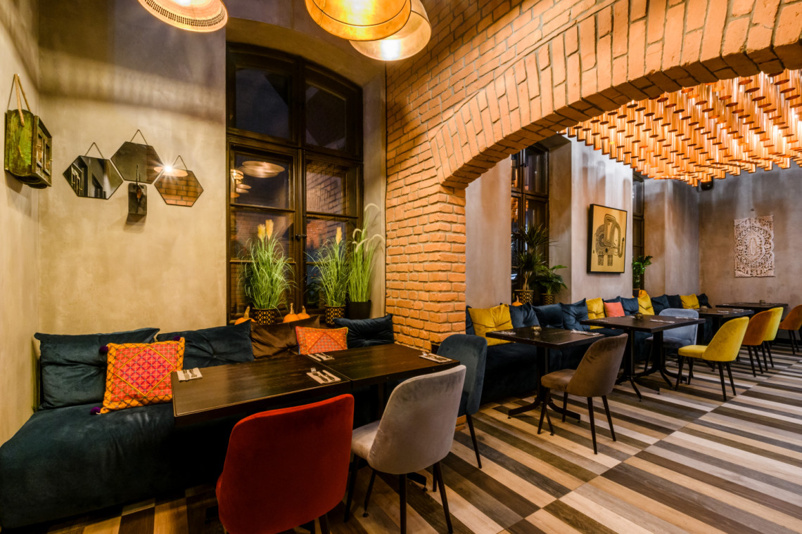 Restauracja Bombaj Masala w Centrum Praskim Koneser. Proj. wnętrz A8 Architektura. Fot. Dariusz Majgier/Materiały prasowe Kawałek Indii na warszawskiej Pradze. Zainspirowane orientem wnętrza restauracji w Centrum Praskim Koneser