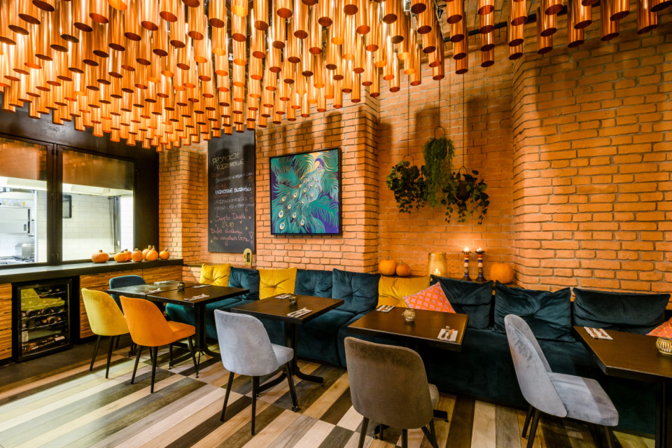 Restauracja Bombaj Masala w Centrum Praskim Koneser. Proj A8 Architektura. Fot. Dariusz Majgier Top 10 gastro z charakterem: restauracje, bary i kawiarnie, których wnętrza robią wrażenie